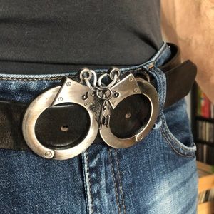 Handcuffs belt buckle